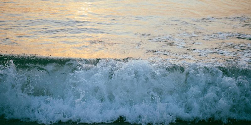 Calm waves on a beach symbolizing the rhythm of breathing.